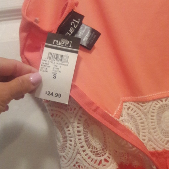 Coral romper 🍑 - Picture 3 of 6